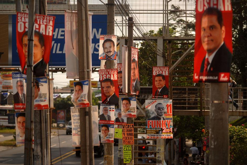 Santa Tecla se enorgullece desde hace algunas elecciones de que los partidos en el municipio no realizan campaña de pinta y pega. Menos mal, porque como muestra la calle Chiltiupán, la contaminación visual es la misma, con la diferencia de que las municipalidades cobran por el derecho a usar los postes para fines publicitarios.