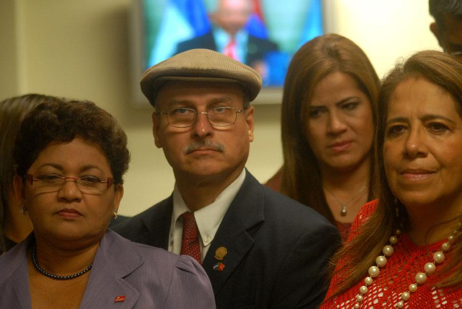 A la derecha, de rojo, Nidia Díaz, actual jefa de fracción del FMLN. De gorro, Damián Alegría, diputado y delegado en las discusiones de la nueva ley de reconciliación. Foto de archivo, El Faro. 