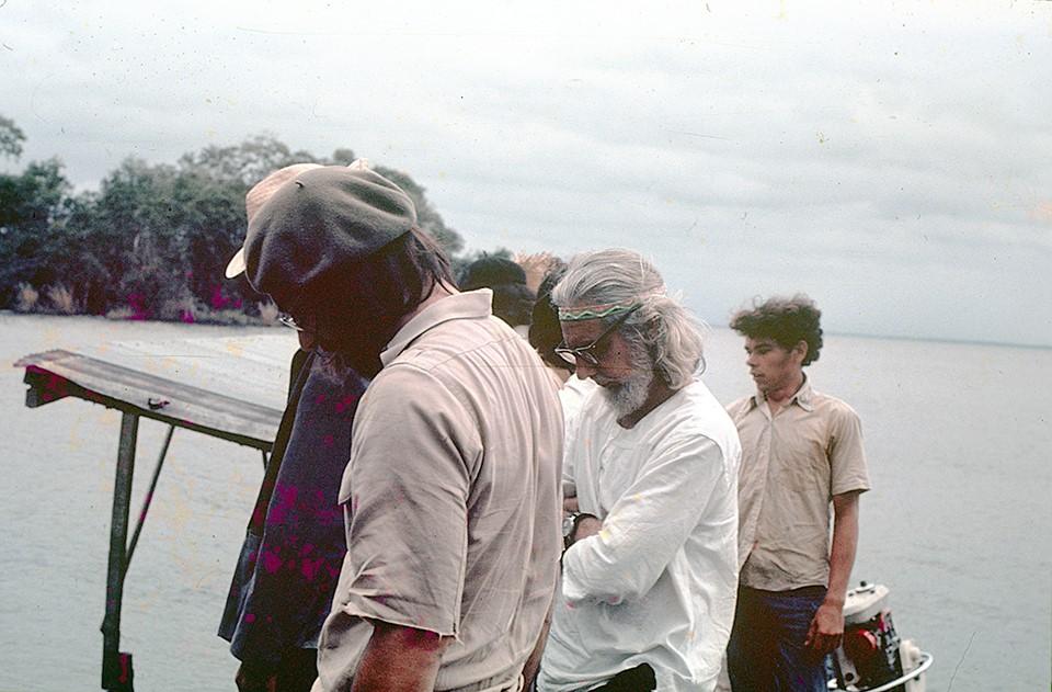 Ernesto nos recibe  en Solentiname, el día de su cumpleaños, el 20 de enero 1973. Imagen cortesía de Santiago.