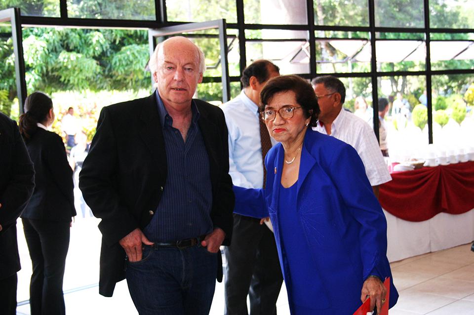 Eduardo Galeano estuvo en El Salvador los días 11 y 12 de octubre de 2005 en la Universidad de El Salvador. Ahí, las máximas autoridades del recinto universitario decidieron otorgarle un doctorado honoris causa por su inmensa labor literaria e intelectual para sacar a luz los grandes problemas de Latinoamérica. foto: Secretaría de Comunicaciones de la Universidad de El Salvador.