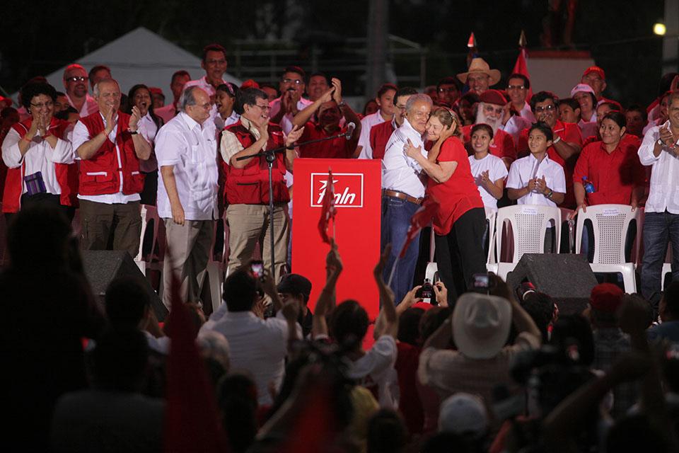 Sábado 15 de marzo.   Salvador Sánchez Cerén abraza a su esposa Margarita Villalta durante la celebración del resultado del escrutinio final que le dió el gane al FMLN. Redondel Masferrer de San Salvador.