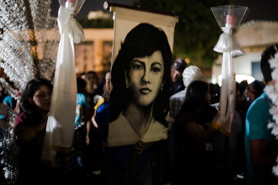 En 2014 se conmemoró el 25 aniversario del asesinato de los jesuitas de la UCA. En la fotografía una joven carga la imagen de Celina Mariseth Ramos Lozano de 15 años, quién vivió en la misma residencia de los sacerdotes junto a su madre Elba Ramos, quien también fue asesinada. Foto: Archivo El Faro.