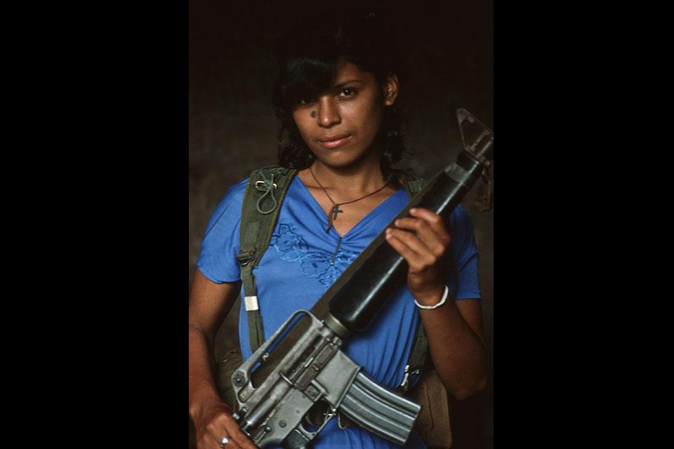 1984. Joven guerrillera en el volcán de Guazapa. Foto de Giovanni Palazzo/Museo de la Palabra y la Imagen