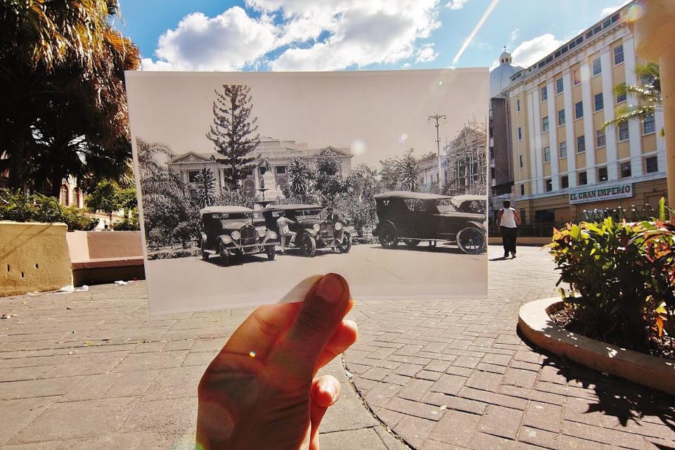 En los años 30 del siglo XX, la plaza Morazán, aparte de ser una plaza en la que las personas podían llegar y tomar un descanso, era también un parqueo para estacionar autos. Al fondo se ve la fachada del Teatro Nacional construido en 1911 después de que el primer Teatro Nacional se quemará debido a un incendio en 1910.