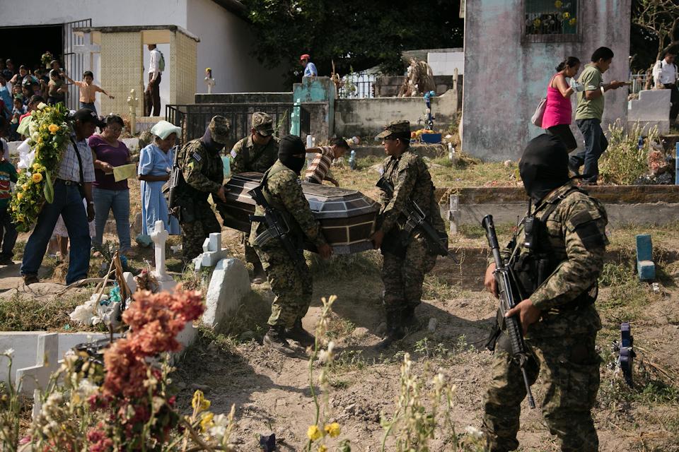 Foto de archivo: Militares cargan el ataúd con el cuerpo de José Luis Martínez Miranda, militar miembro del Batallón Presidencial, cuerpo responsable de la seguridad del presidente de la República. Martínez es uno de los dos militares asesinados en Panchimalco en un lapso de 10 días. Ambos crímenes fueron cometidos mientras las víctimas se encontraban de licencia en sus casas. Tenía 45 años.