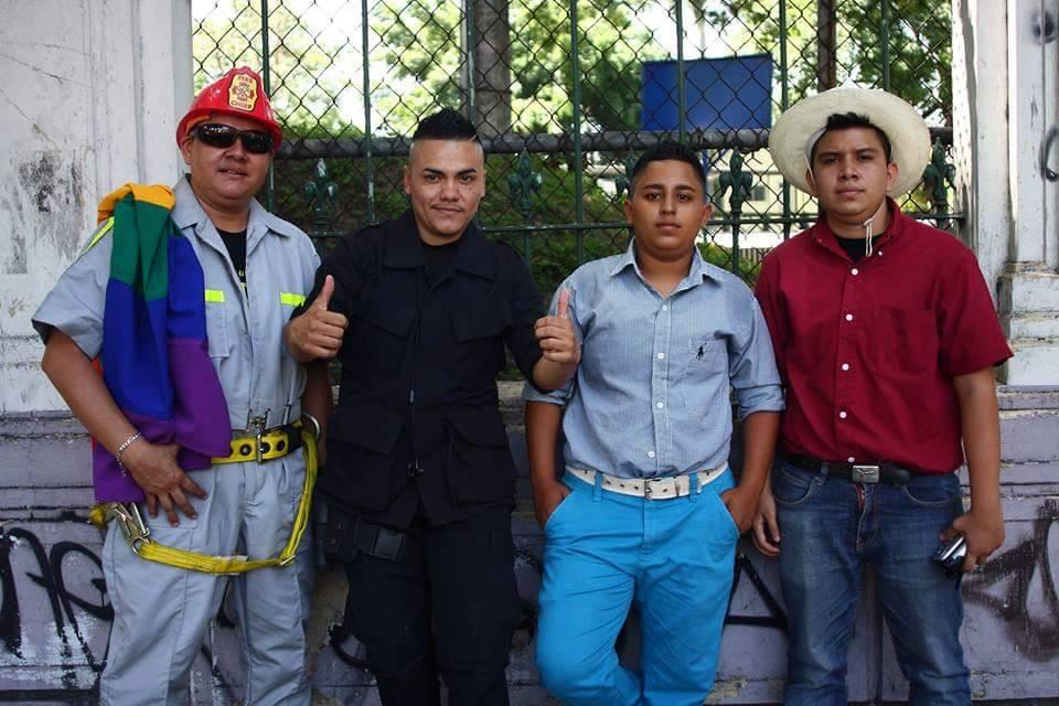 Miembros del colectivo de hombres trans HT503 asistieron a la marcha del Orgullo Gay, este sábado 27 de junio, con atuendos de diferentes profesiones, Alex Peña (Segundo) se vistió de agente de seguridad. Foto: Elvis Guzmán