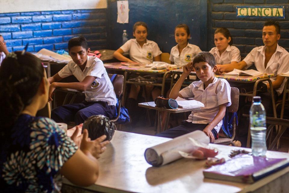 Alumnos del centro escolar Cantón San Antonio Grande, en El Paisnal. Esta aula reúne a estudiantes de sexto y séptimo grado, aunque en algunas escuelas se reúne en un mismo salón a tres grados distintos. Foto de archivo | El Faro 