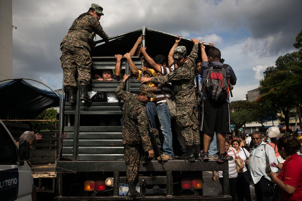 Foto de archivo: Militares custodian un camión con pasajeros civiles en el centro histórico de San Salvador. Las 140 unidades que hacen su recorrido desde la Plaza Barrios son custodiadas por agentes de la PNC o de la FAES. Dependiendo del destino así es el numero de agentes de seguridad. Por ejemplo las unidades que se dirigen a la ciudad de Zacatecoluca es custodiada por cuatro militares. Zacatecoluca es un foco de enfrentamientos entre pandillas y agentes de seguridad del Estado.