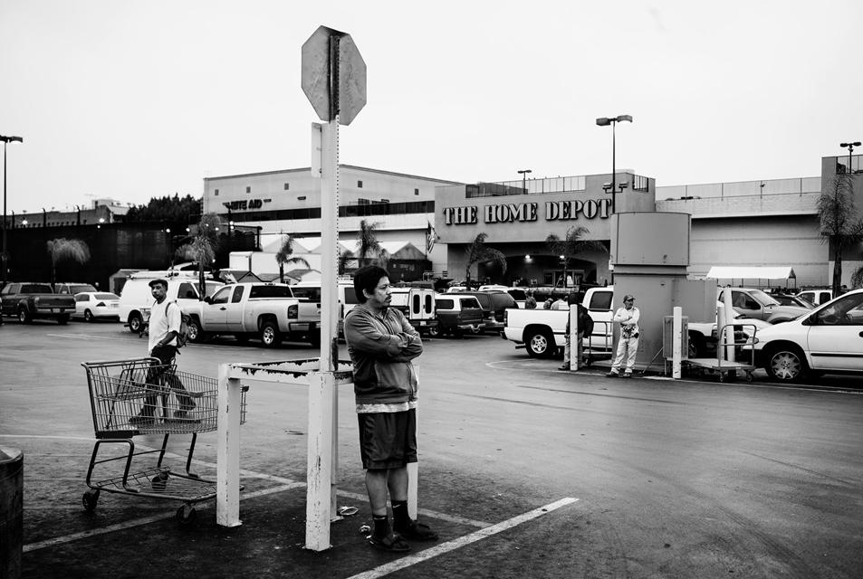 El parqueo del Home Depot situado en el distrito de Westlake de Los Ángeles es uno de los puntos más concurridos por los jornaleros indocumentados. En estos lugares es habitual encontrar más de un centenar de hombres ofreciendo sus servicios a los vehículos que llegan al parqueo. Los bajos sueldos hacen que muchos angelinos contraten este tipo de trabajadores para obras y reformas en sus casas. 