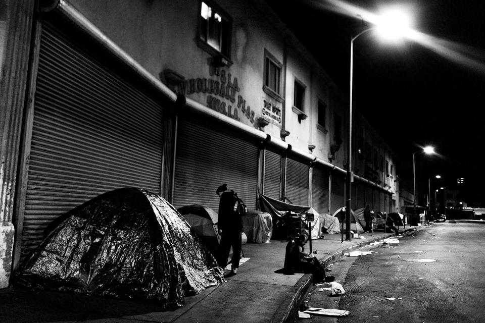 Una de las calles de Skid Row, en el centro de Los Ángeles. Este barrio, situado a pocos metros de edificios de oficinas y costosos restaurantes, tiene una población estable de entre 3 mil y 6 mil personas sin hogar. Aunque la mayor parte de estos indigentes son nacidos en Estados Unidos, muchos inmigrantes indocumentados terminan durmiendo en sus calles o en alguna de las misiones benéficas de la zona. 