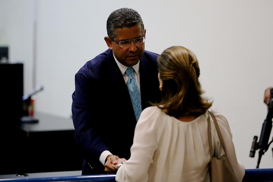 El expresidente Flores se despide de su esposa Lourdes de Flores antes de ser llevado a las bartolinas de la PNC, en noviembre de 2015. Flores  enfrentará un juicio por el desvío de millonarios fondos de Taiwán