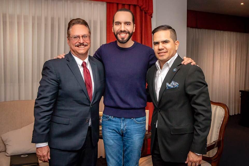 Mario Bramnick, el presidente Nayib Bukele y Franklin Cerrato, pastor evangélico para la diáspora salvadoreña. Imagen tomada de la página de Facebook con acceso público de Bramnick.