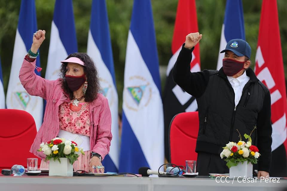 President Daniel Ortega and vice president, Rosario Murillo, participated in the anniversary commemoration of the triumph of the Sandinista Revolution, wearing face masks. Photo: Taken from 19Digital