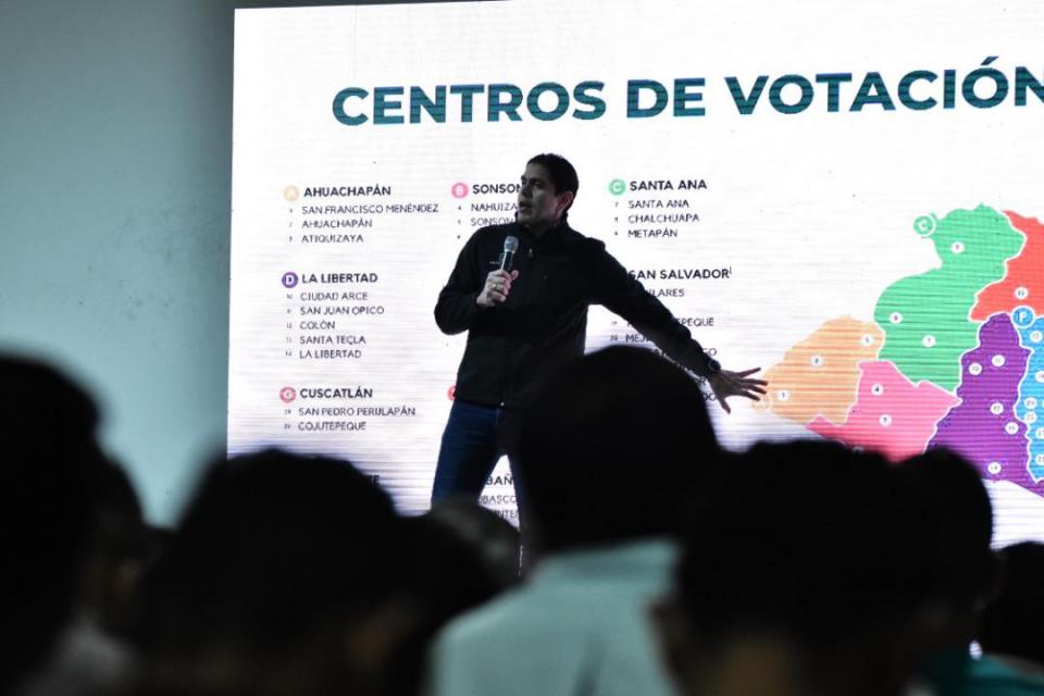 Desde la campaña presidencial de 2019, Toledo participa en actividades de organización; de entrenamiento de equipos de campaña; en la movilización de la militancia y en capacitaciones de defensa del voto. Fotografía obtenida de la cuenta de Instagram de Lester Toledo.