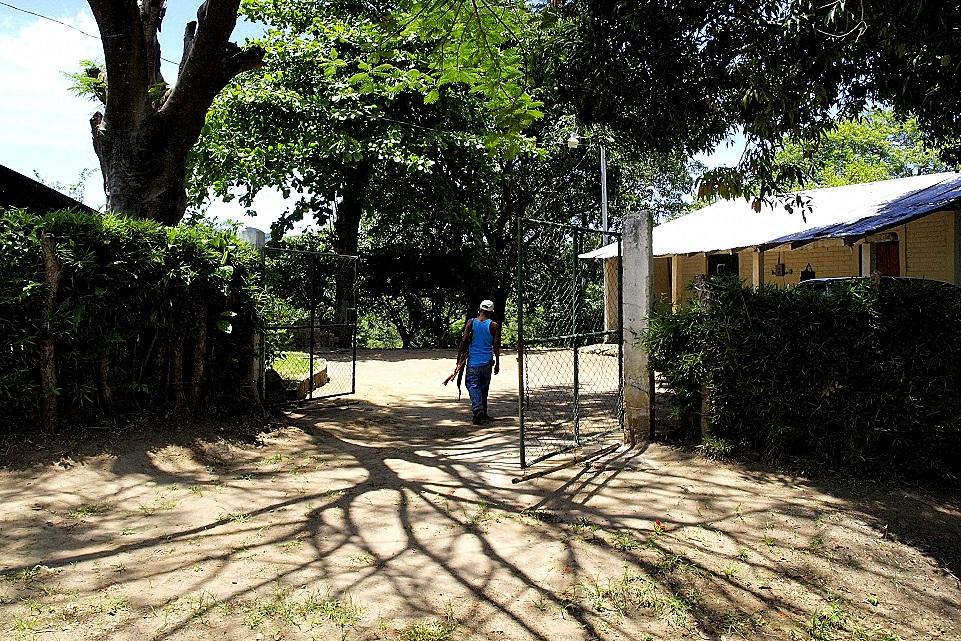 Esta es la entrada principal de la finca San Blas, adonde se accede desde la calle Las Oscuranas. El edificio de la derecha es la casita blanca, en la que se hallaban los cuatro jóvenes que lograron salir con vida del operativo del GRP. Foto Roberto Valencia.