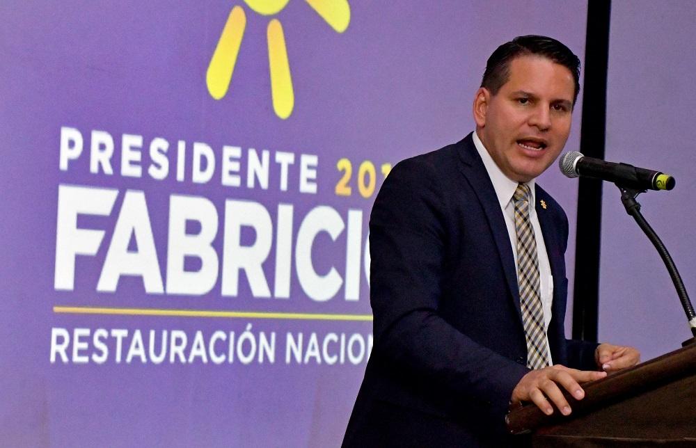 El candidato presidencial de Restauración Nacional, Fabricio Alvarado, aspira a ser el presidente de Costa Rica. en la segunda vuelta electoral el 1 de abril. De ideología ultraconservadora, ha logrado el respaldo popular por sus posturas contra el matrimonio entre personas del mismo sexo. Cerca de la mitad de la población no se decide por quién votar. / AFP PHOTO / Ezequiel BECERRA