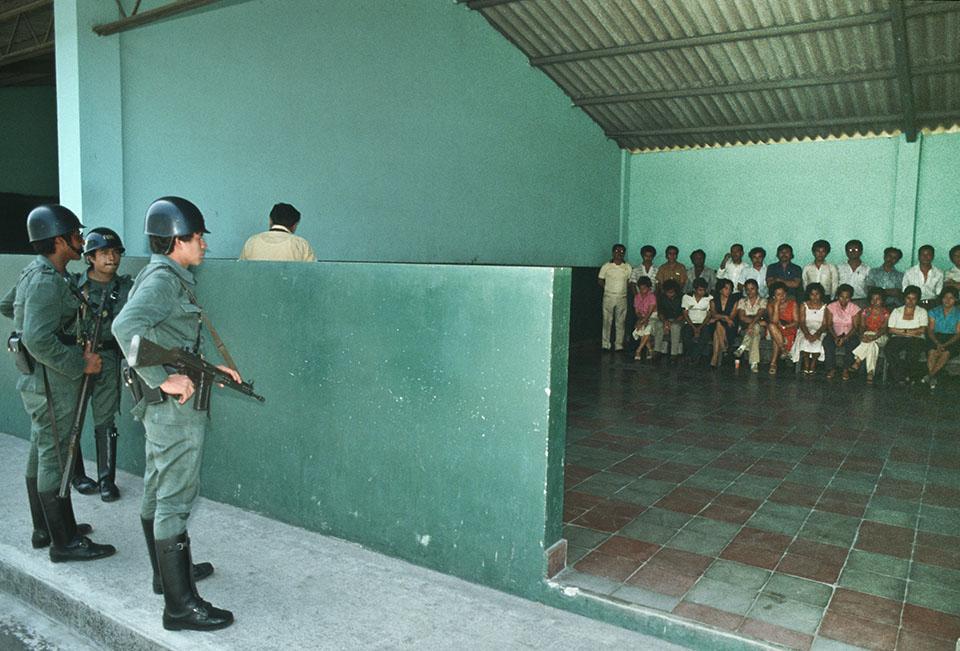 1982. Mientras un fotógrafo hace fotos para fichar a los maestros capturados, soldados de la Policía de Hacienda montan guardia. En aquellos años existía el delito de 