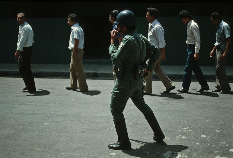 1982. Un grupo de maestros capturados son presentados a la prensa en San Salvador. El fotoperiodista Giovanni Palazzo se reencontró con algunas personas viviendo en la clandestinidad. También se encontró a algunos de ellos cuando logró entrar a tomar fotos al Centro Penal La Esperanza, mejor conocido como penal de Mariona.