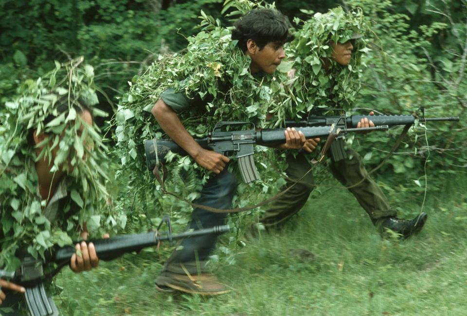 Entrenamiento en Morazán de la Brigada Rafael Arce Zablah (BRAZ), la unidad élite del Ejército Revolucionario del Pueblo (ERP). La foto se tomó en 1983, cuando aún no habían llegado los principales arsenales de apoyo a la guerrilla. Estos tres guerrilleros portan M-16 por tratarse de una unidad especializada. Foto Giovanni Palazzo / MUPI.