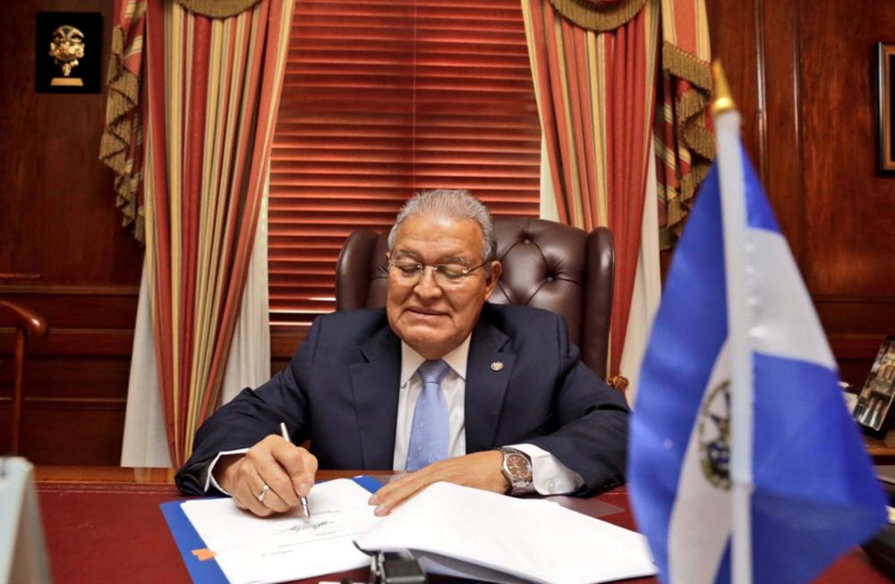 El presidente Sánchez Cerén sancionó  las medidas extraordinarias para centros penales el mismo día de su aprobación en la Asamblea. Foto/ Cortesía Casa Presidencial