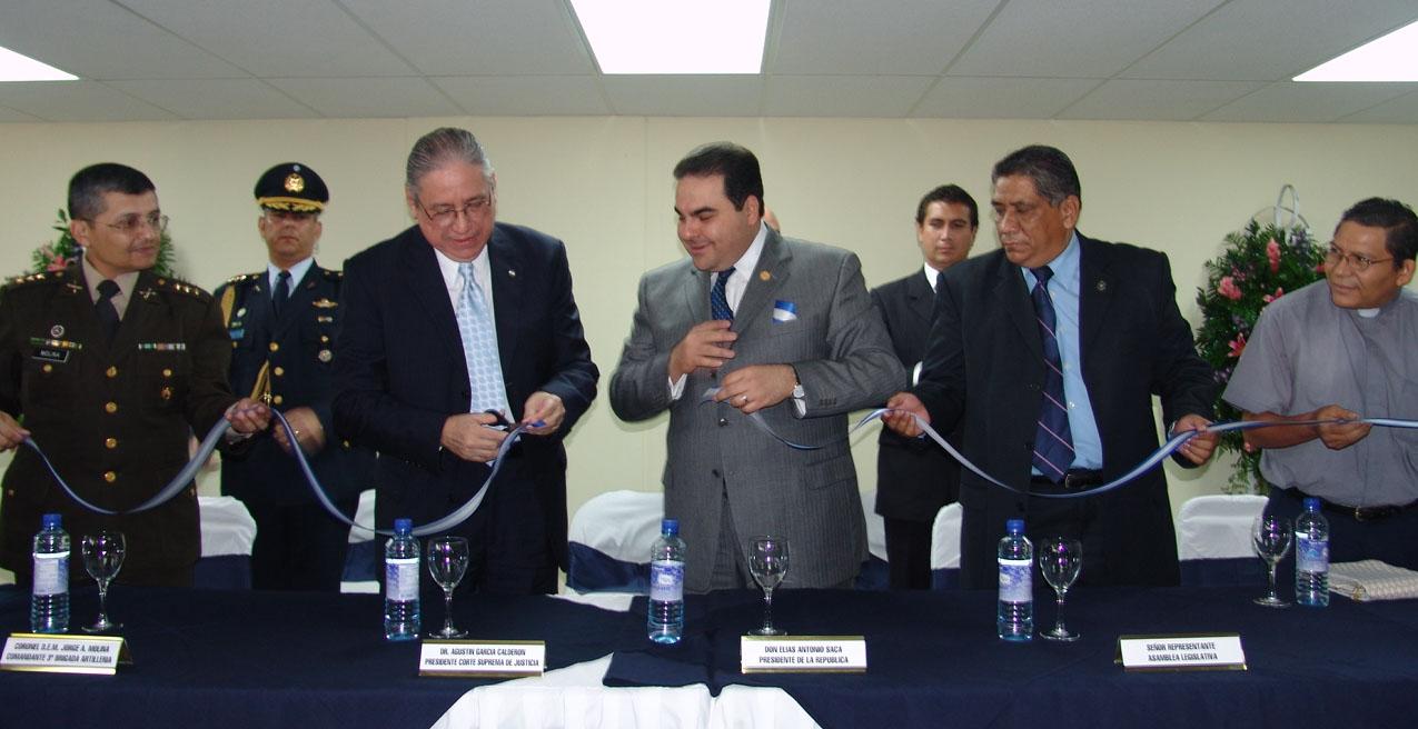 El expresidente de la CSJ Agustín García Calderón y expresidente de la república Elías Antonio Saca en la inauguración del centro judicial de San Miguel, en diciembre del 2005. Foto cortesía: CSJ.