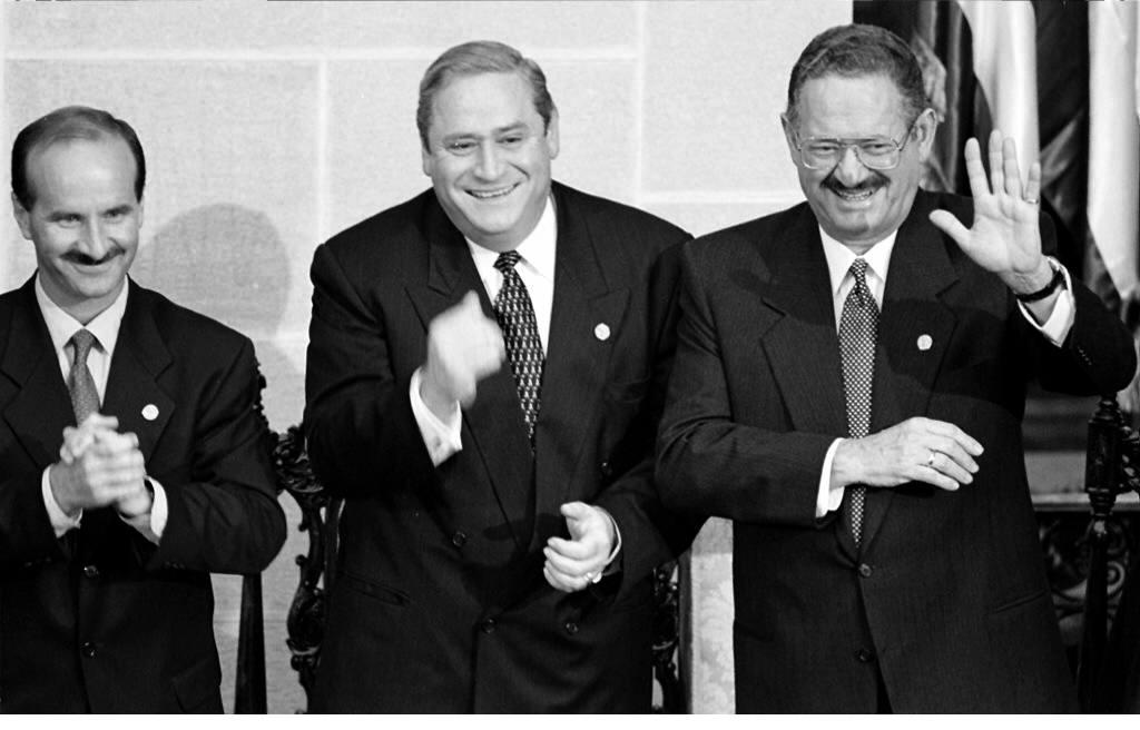 El presidente costarricense José María Figuers (D), Armando Calderón Sol de El Salvador (C) y Carlos Roberto Reina de Honduras (I) durante las ceremonias de firma de la paz de Guatemala el 29 de diciembre de 1996 en el Palacio Presidencial en la ciudad de Guatemala, Guatemala. El gobierno guatemalteco y la Unidad Revolucionaria Nacional Guatemalteca (URGN) firmaron un histórico acuerdo de paz que terminó con 36 años de guerra civil en Guatemala. FOTO: Tomas STARGARDTER /AFP