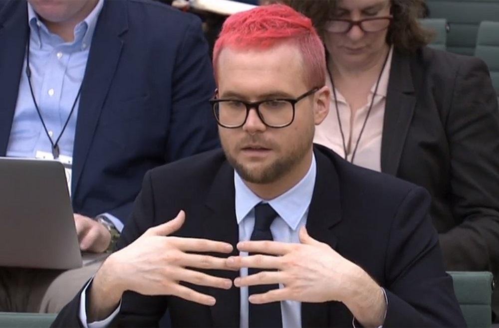 Christopher Wylie, exempleado de Cambridge Analytica,  compareció ante el parlamento del Reino Unido por una investigación sobre fake news  o noticias falsas, el 27 de marzo de 2018. Cambridge Analytica, que trabajó para la campaña de Donald Trump, ha sido acusada de recoger ilegalmente información de millones de usuarios de Facebook. La imagen es durante su comparecencia ante el parlamento. / AFP PHOTO  