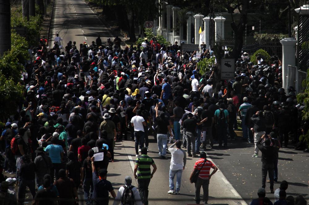 Más de 500 agentes policiales de nivel básico llegaron hasta Casa Presidencial, donde dispararon sus voces para ser escuchados por los funcionarios.  