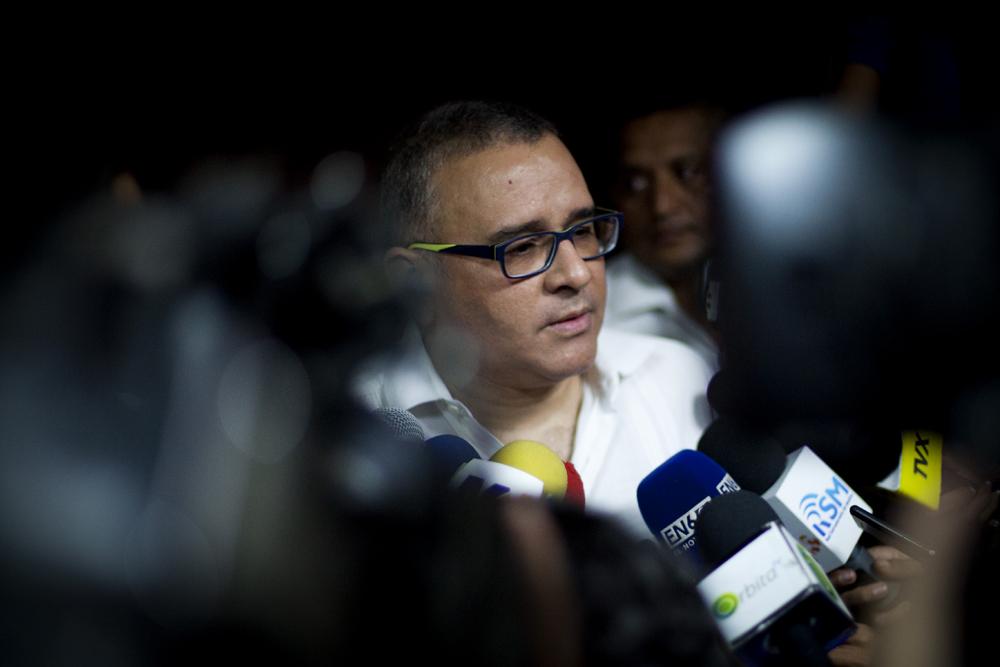 El expresidente de la república, Mauricio Funes, en febrero de 2016, cuando fue citado a la Fiscalía General de la República para colaborar como testigo en la investigación de la tregua entre pandillas, que fue pactada en marzo de 2012. Foto: Víctor Peña