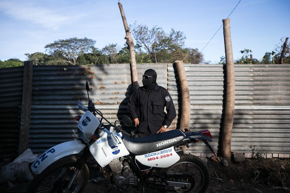 Un policía sin identificación ni número de ONI se paseaba entre los espectadores y los periodistas. Foto:Fred Ramos