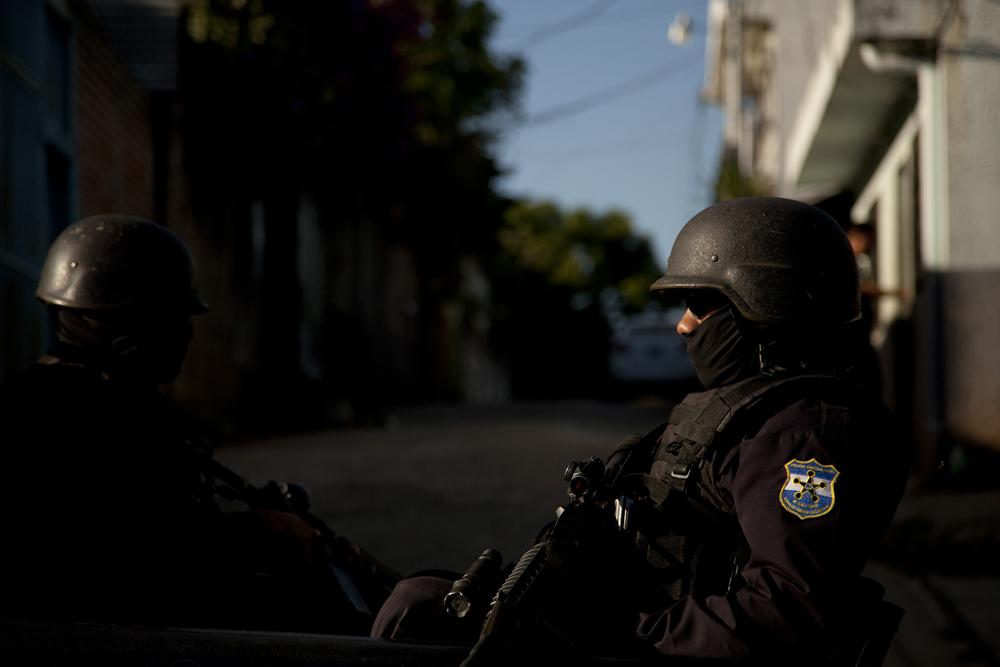 Tras la matanza en la colonia Villas de Zaragoza, el 8 de febrero de 2016, decenas de policías llegaron a custoriar la escena. Fue hasta las 9 de la noche, ocho horas después de los hechos, que dejaron pasar a los vecinos. / Foto: Víctor Peña