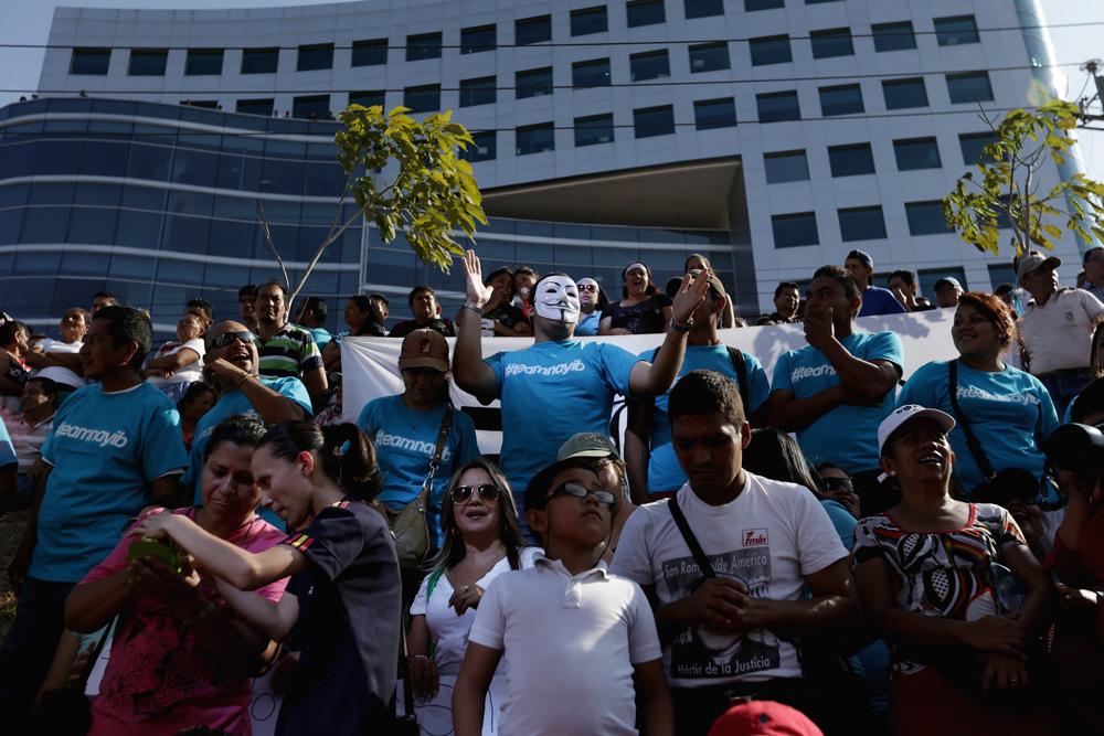 Simpatizantes al alcalde capitalino Nayib Bukele, lo esperan frente a la FGR. Bukele se presentó con una hora de retraso a la que había anunciado. Foto: Fred Ramos