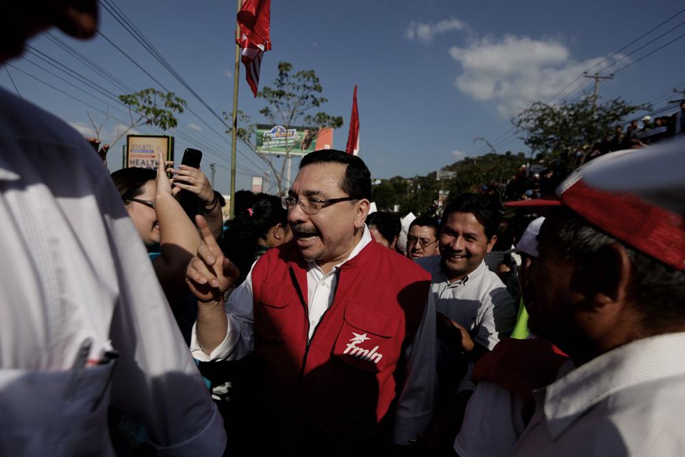 El diputado y secretario general del FMLN, Medardo González, apareció durante el mitin del alcalde Bukele en febrero de 2016 contra la Fiscalía General. Cuando a González se le pregunta si será candidato a la presiencia en 2019, responde: 