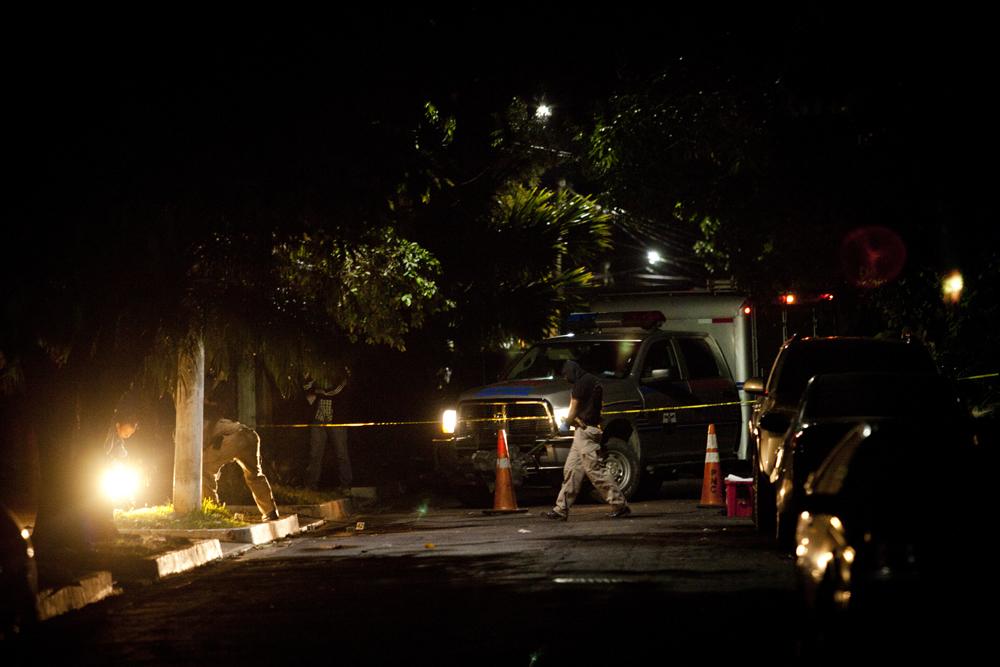 La inspección de la escena del crimen que acabó con la vida de Misael Navas se prolongó hasta las 9 de la noche del lunes. La Policía montó un operativo de búsqueda de sospechosos que acabó sin resultados. Foto: Víctor Peña.