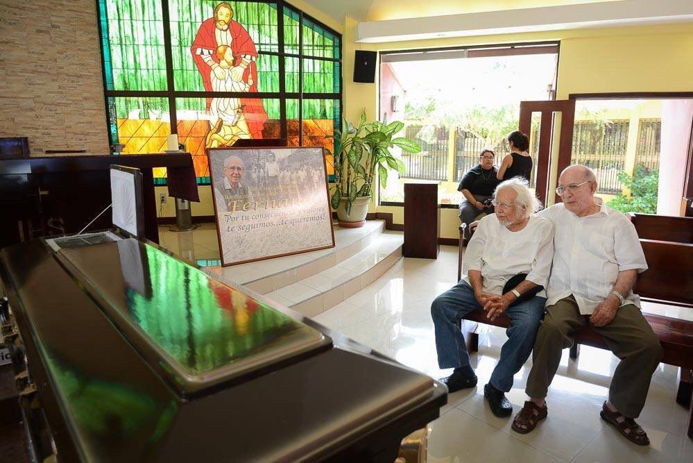 El poeta Ernesto Cardenal asiste al velatorio de su hermano, Fernando Cardenal, el sacerdote revolucionario fallecido este sábado 20 de febrero, en Managua, Nicaragua. Foto Carlos Herrera (Confidencial).