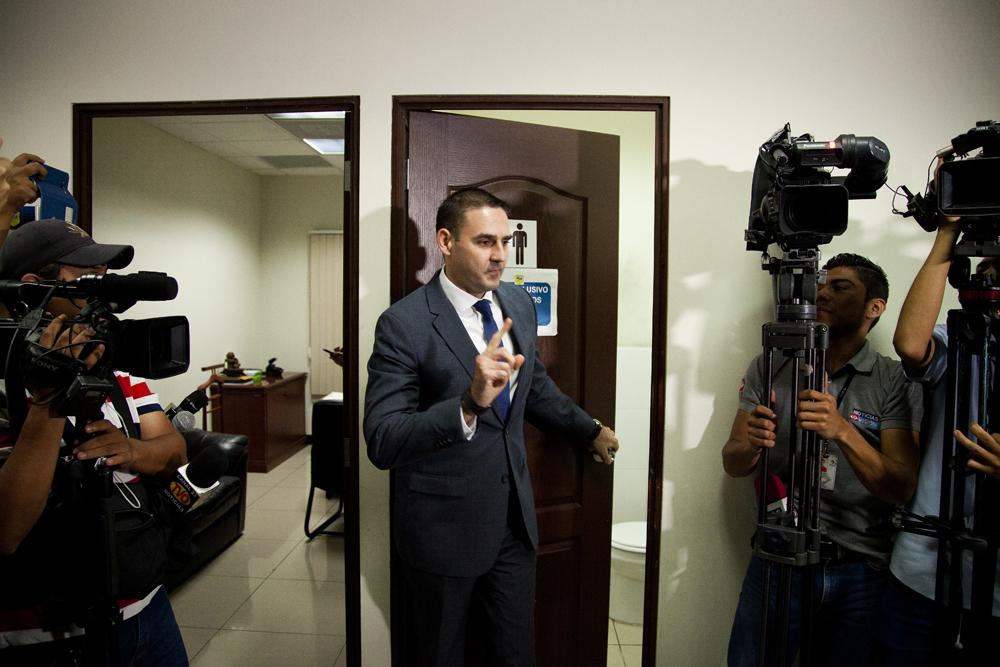 Después de  un interrogatorio de tres horas de la Fiscalía, Ernesto Muyshondt atendió a los medios de comunicación que esperaron a que atendiera el citatorio que le hizo un equipo de la Unidad Antipandillas, en la mañana del 16 de marzo. El diputado de Arena está en el epicentro de un terremoto que ha sacudido a su partido, después de que El Faro revelara un video en el que Muyshondt, junto con el alcalde de Ilopango Salvador Ruano se reúnen con al menos cinco pandilleros, en el contexto de la campaña presidencial de 2014. Arena ha hecho gala de una posición hostil al diálogo con pandillas y ese debate interno ha crecido al ver a dos de sus funcionarios en el papel que tanto han criticado al FMLN, el partido que hizo una tregua con las pandillas en marzo de 2012, que contribuyó a un sensible descenso de los homicidios por alrededor de 18 meses. Muyshondt justificó nuevamente la reunión. 