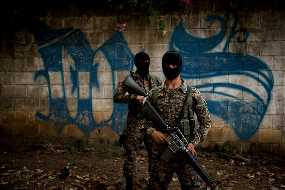 El 4 de abril, la Policía Nacional Civil y la Fuerza Armada desarrollaron un operativo conjunto en los alrededores del penal de Quezaltepeque. El objetivo era borrar los grafitis con que la Mara Salvatrucha demarca los territorios que controla. Foto El Faro/ Víctor Peña. 