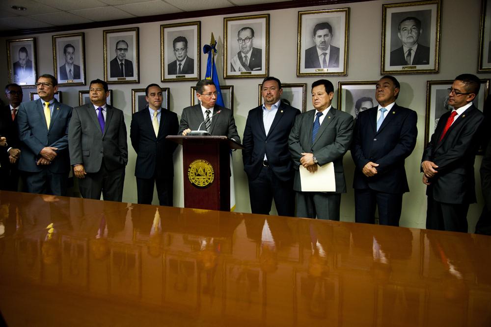 El fiscal general Douglas Meléndez presentó su propio pliego de reformas penales a los diputados, el pasado 7 de abril, en el Salón de los Presidentes. Foto El Faro/ Víctor Peña