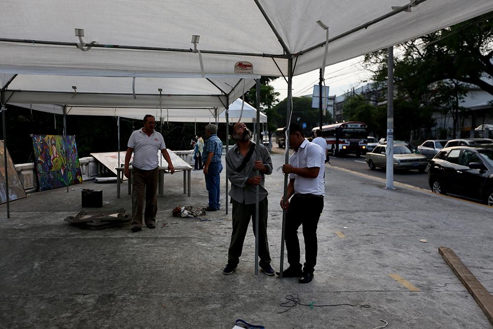 Con la ayuda de manos amigas en hora y media ya estaba listo todo para recibir a los asistentes. Foto: Fred Ramos