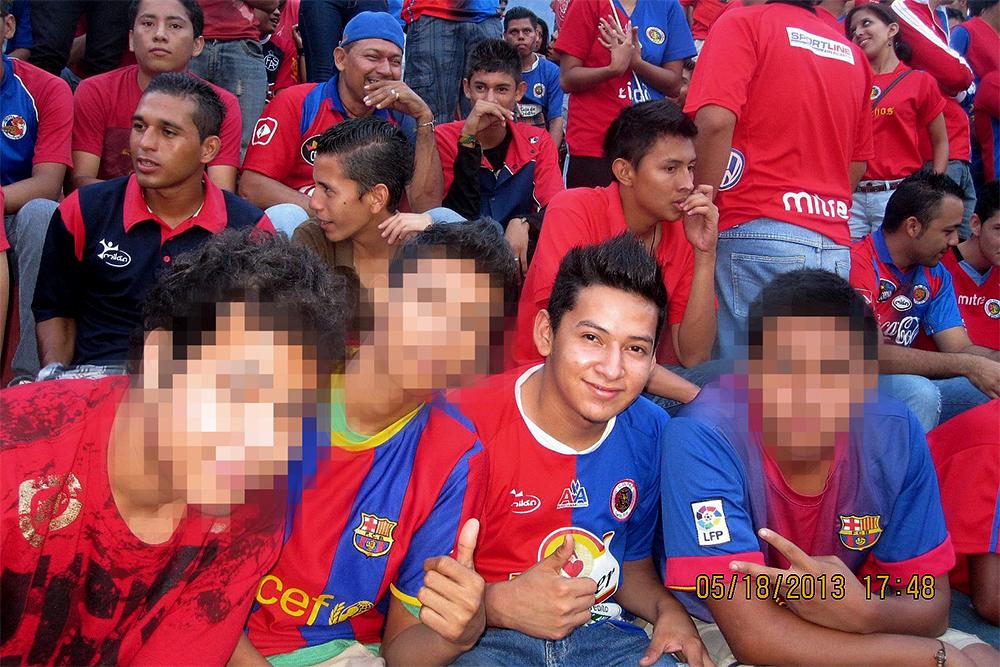 En esta imagen descargada de la cuenta Facebook, Miguel y tres amigos asisten el 18 de mayo de 2013 al Estadio Óscar Quiteño de Santa Ana, para ver el partido de vuelta de la semifinal entre Juventud Independiente y FAS, el equipo del que Miguel era fanático.