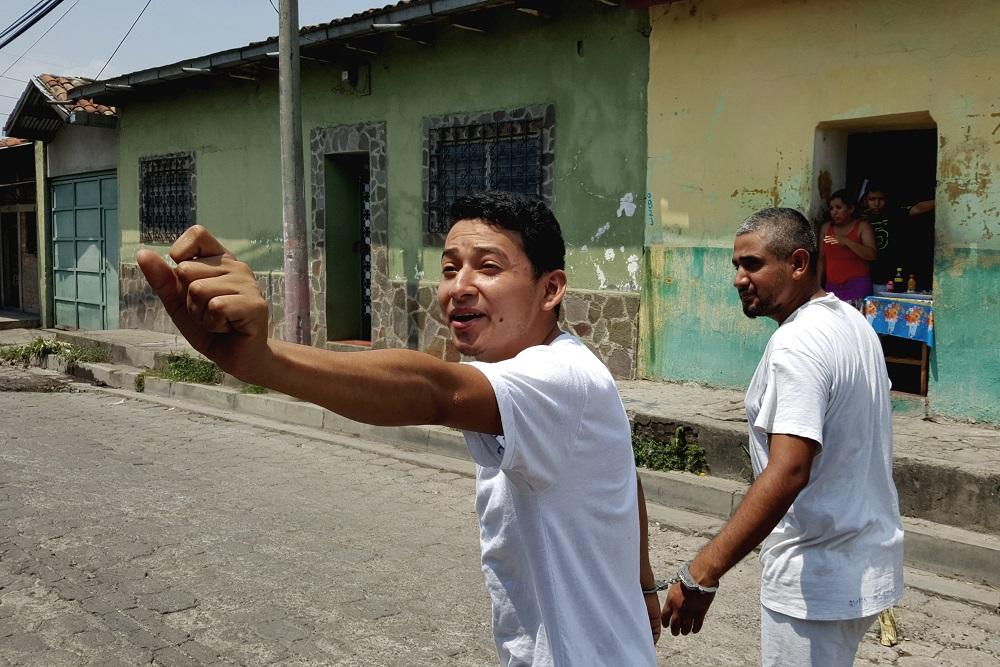 El lunes 23 de mayo, Miguel Ángel Martínez abandona el Juzgado de Paz de Quezaltepeque, después de que la juez desestimara la detención solicitada por la Fiscalía, por el delito de agrupaciones ilícitas. A la salida lo esperaba una docena de familiares y amigos, a los que trata de saludar. Foto Roberto Valencia. 