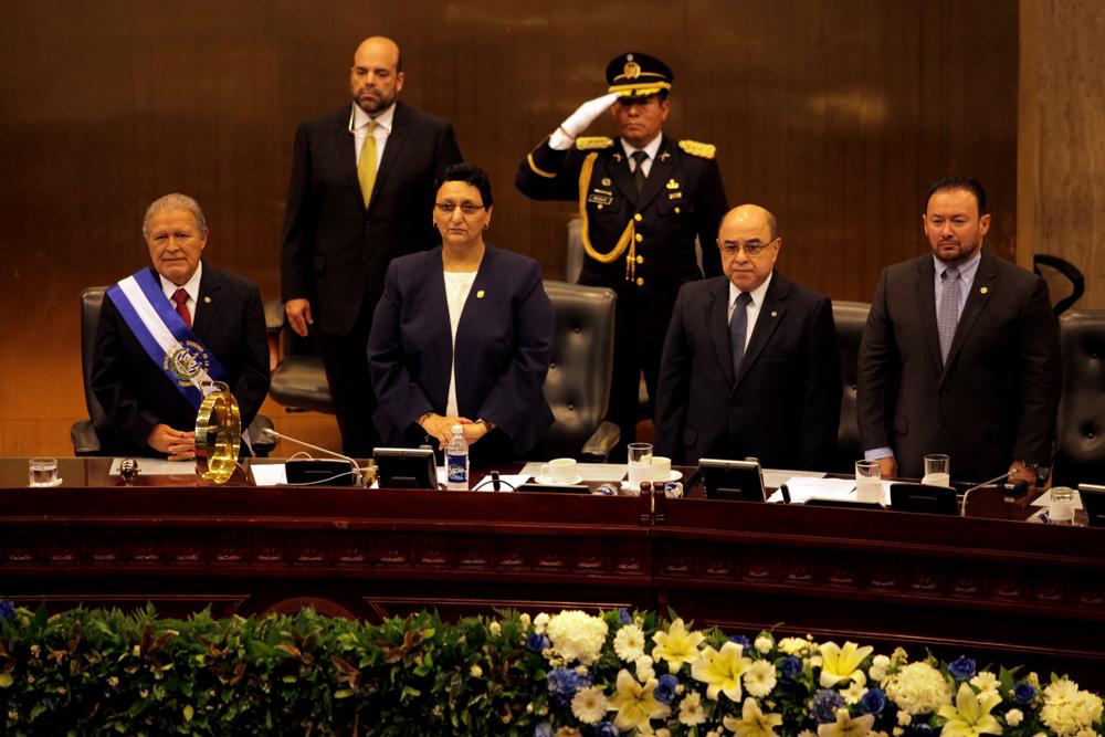 En la foto aparece el presidente de la República, Salvador Sánchez Cerén;  la diputada Lorena Peña, presidenta legislativa; el diputado Guillermo Gallegos, vicepresidente de la Asamblea; y Armando Pineda, presidente de la Corte Suprema de Justicia. Si la Asamblea ratifica la reforma constitucional, la legislatura que se elija en 2018 duraría cuatro años, y la que se vote en 2022, cinco años.