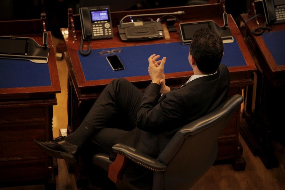 Juan Valiente, diputado de Arena, promueve que hay que ceder votos al gobierno del FMLN para que resuelva la crisis financiera pero asegurándose de que se ordenen estructuralmente las finanzas públicas. En la foto, en un acto oficial en el que el presidente Salvador Sánchez Cerén, durante 2015, daba un discurso, Valiente fue el único diputado opositor en conceder algún discreto aplauso. Foto: Archivo / El Faro