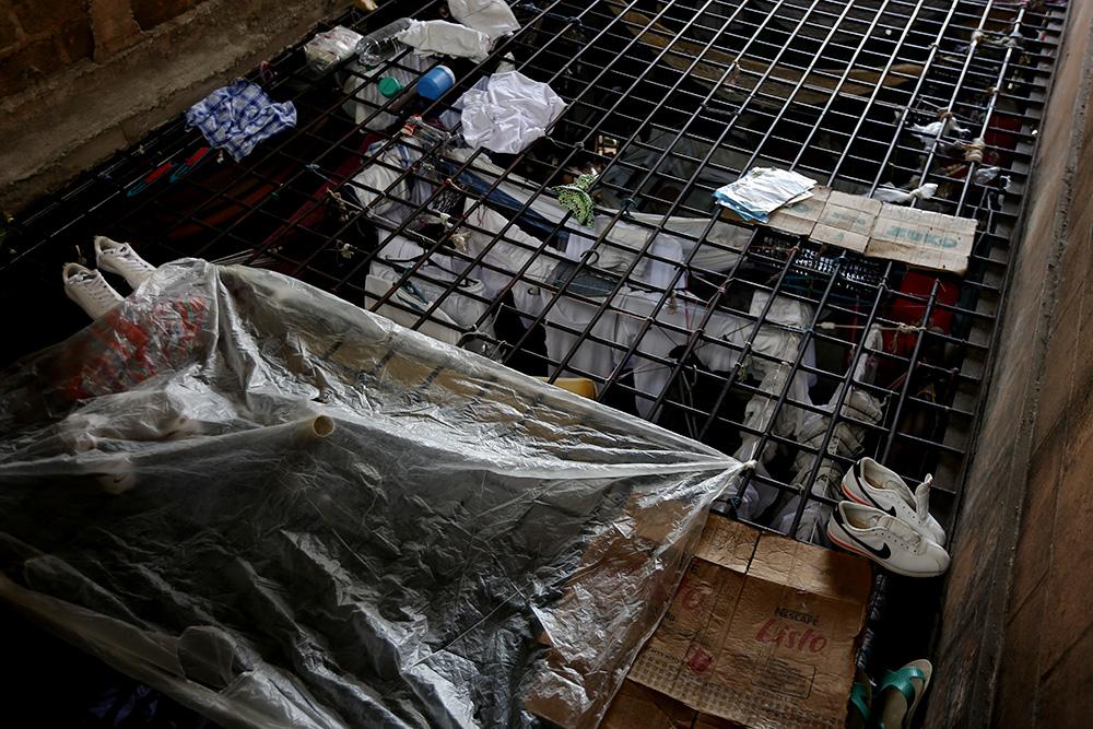 El gobierno limpió buena parte del centro penal de Cojutepeque, pero aún son visibles algunos de los enseres dejados atrás por los 1,282 reos que fueron trasladados el pasado 16 de junio, hacia las prisiones de Izalco y Quezaltepeque. Este era uno de las prisiones más nauseabundas de todo el sistema penitenciario salvadoreño. Foto El Faro/ Fred Ramos