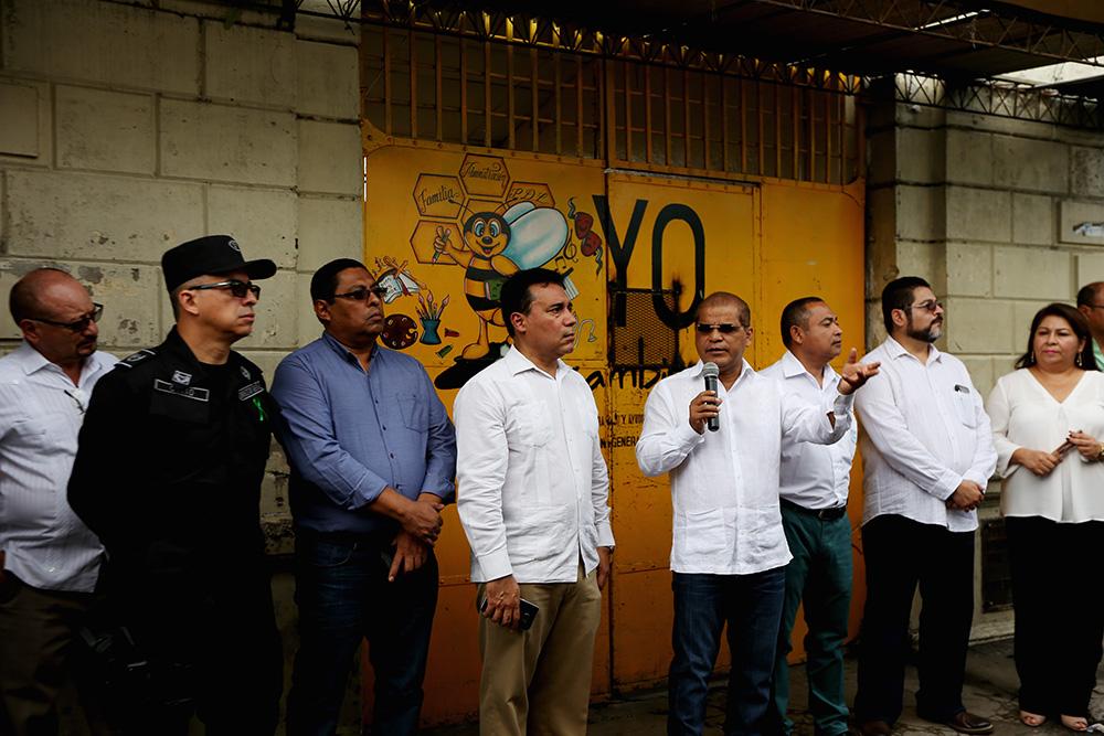 El vicepresidente Óscar Ortiz dio una conferencia de prensa este 19 de junio de 2016, junto al gabinete de Seguridad, en el acto oficial de clausura del penal de Cojutepeque. Foto El Faro/ Fred Ramos 
