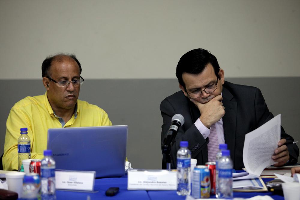 César Villalona (izquierda), economista cubano, y Roberto Rosales (derecha), presidente del Consejo Nacional del Salario Mínimo, durante la sesión del 22 de junio de 2016 del Consejo. Villalona asegura que los miembro del Consejo, excepto los del Ministerio de Trabajo y Previsión Social, reciben dieta por cada reunión a la que asisten./ Foto El Faro: Víctor Peña