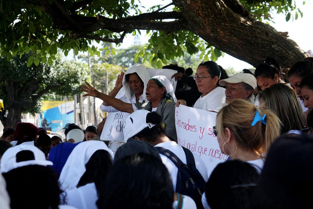 Unos 200 familiares de pandilleros encarcelados marcharon este miércoles desde el monumento al Divino Salvador del Mundo hasta Casa Presidencial, por la avenida Manuel Enrique Araujo, para exigir al gobierno que se reanuden las visitas en las prisiones que resguardan a miembros de esas bandas delictivas. Foto Antonio Montes.