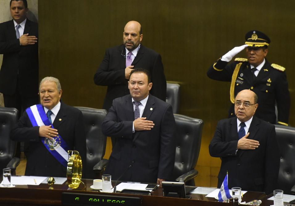 De izquierda a derecha, Salvador Sánchez Cerén, Guillermo Gallegos y Óscar Armando Pineda, titulares de los poderes Ejecutivo, Legislativo y Judicial respectivamente. En el tema de las reformas a la Ley de Extinción de Dominio, Gallegos las promovió y Sánchez Cerén las avaló, mientras que Pineda firma la medida cautelar que las vuelve papel mojado. Foto Óscar Rivera (AFP).