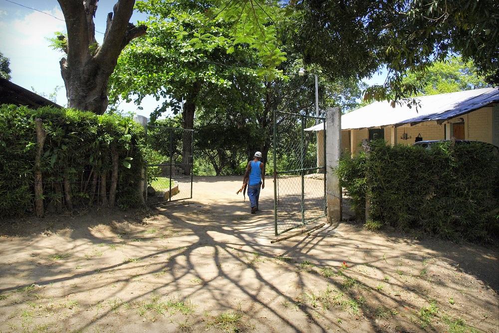 Entrada principal de la finca cafetalera San Blas, en San José Villanueva, lugar en el que la madrugada del 26 de marzo de 2015 el Grupo de Reacción Policial mató a ocho personas, entre los que había dos civiles . Foto archivo El Faro.