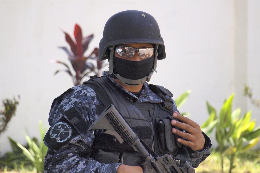 Un integrante del Grupo de Reacción Policial (GRP), una de las estructuras elite de la Policía Nacional Civil que más se ha visto involucrada en el combate directo contra las pandillas desde enero de 2015. Foto Roberto Valencia.